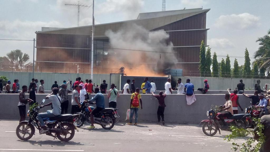 Quema de neumáticos delante de la Embajada de Bélgica en Kinshasa durante protestas tras la toma de Goma por el grupo rebelde M23
