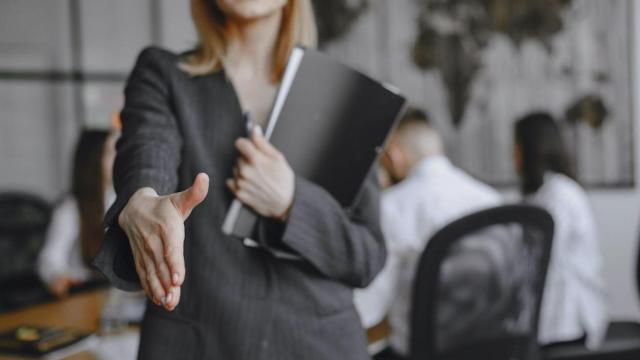 Ofrecimiento de un apretón de manos tras un acuerdo