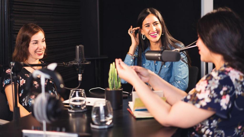 Mujeres realizando un podcast