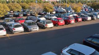 Un parking de coches