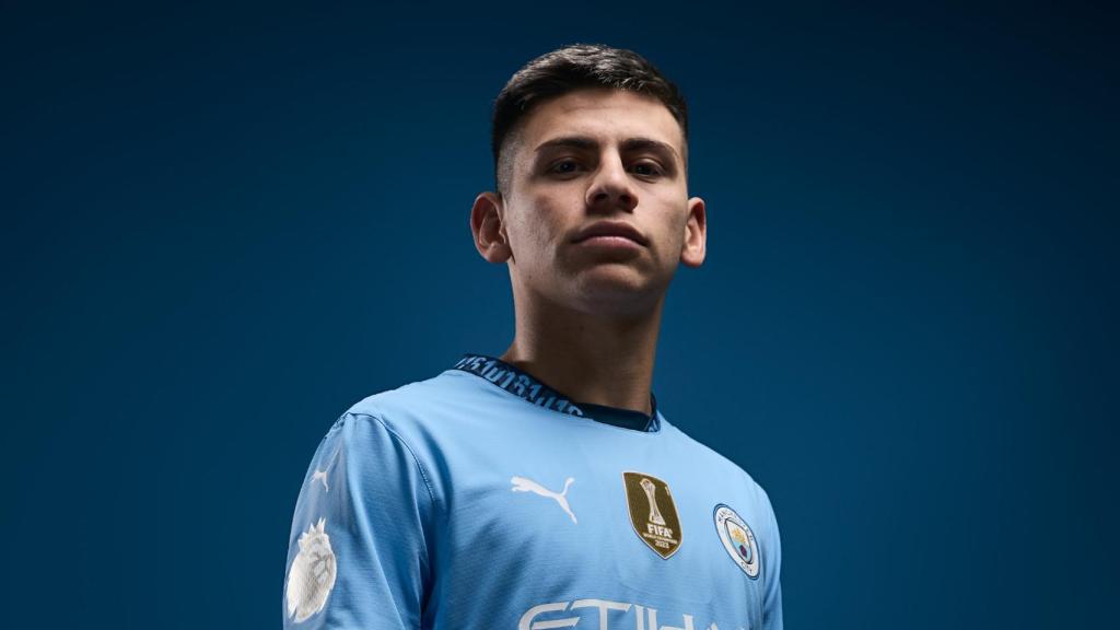 Claudio Echeverri posa con la camiseta del Manchester City