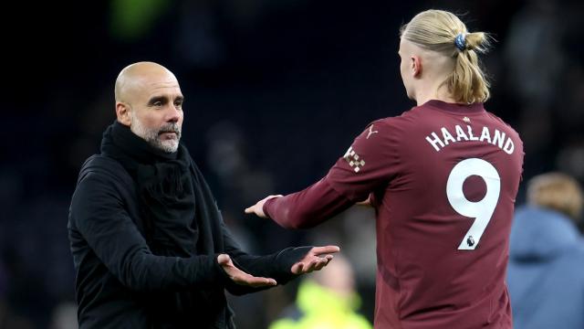El saludo entre Pep Guardiola y Erling Haaland después de una victoria del Manchester City