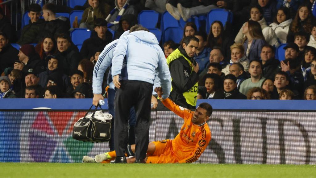 Dani Ceballos es atendido por los servicios médicos del Real Madrid en Anoeta