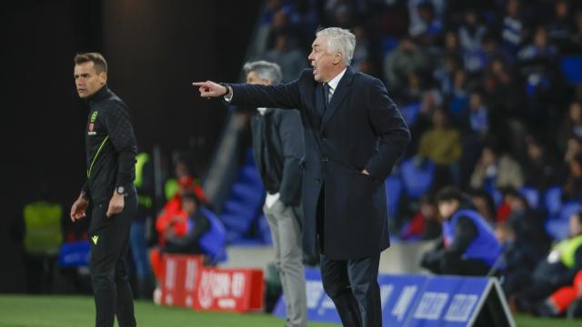 Carlo Ancelotti da órdenes durante el Real Sociedad-Real Madrid de Copa del Rey