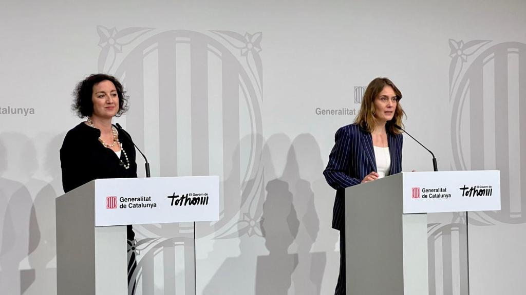 La 'consellera' de Economía y Finanzas de la Generalitat, Alícia Romero, y la líder de los Comuns en el Parlament, Jéssica Albiach, en rueda de prensa este jueves
