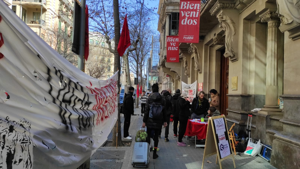 La huelga ante el Museo Prohibido de Tatxo Benet en la calle Diputació de Barcelona