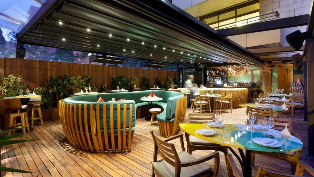 La moderna terraza del restaurante Ikibana Sarrià