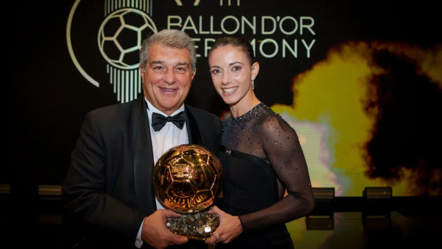 Aitana Bonmatí enseña su segundo Balón de Oro junto al presidente del Barça, Joan Laporta