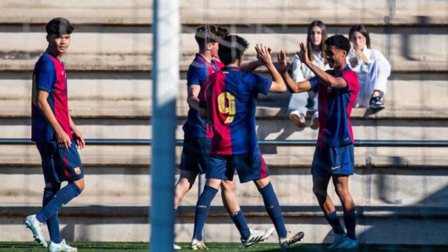 El Juvenil B del Barça festeja un triunfo contra CF Damm