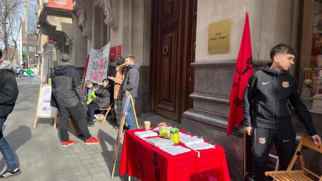 La huelga ante el Museo Prohibido de Tatxo Benet en la calle Diputació de Barcelona