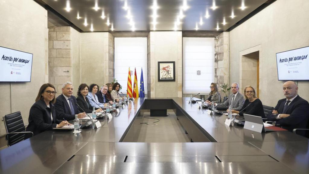 Reunión de la Comisión Mixta de Asuntos Económicos y Fiscales Estado-Generalitat, encabezados por la consellera de Economía y Finanzas, Alicia Romero (c), y el secretario de Estado de Hacienda, Jesús Gascón (3i), este viernes en el Palau de la Generalitat