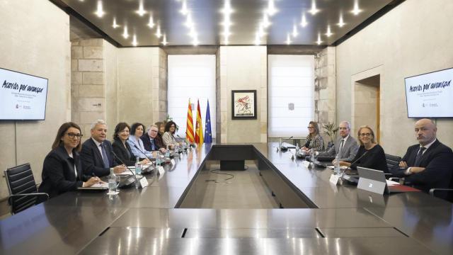 Reunión de la Comisión Mixta de Asuntos Económicos y Fiscales Estado-Generalitat, encabezados por la consellera de Economía y Finanzas, Alicia Romero (c), y el secretario de Estado de Hacienda, Jesús Gascón (3i), este viernes en el Palau de la Generalitat