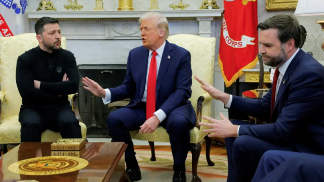 Volodímir Zelenski (izquierda), Donald Trump (centro) y J.D. Vance, a la derecha