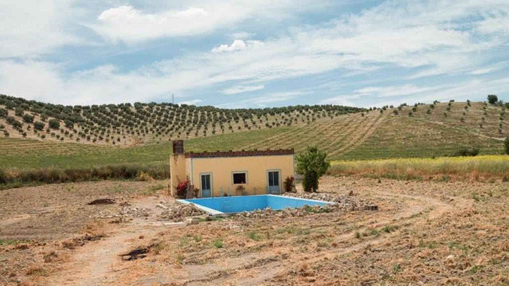 Caseta y piscina, Jaen, imagen de la serie Andalusia de José Guerrero