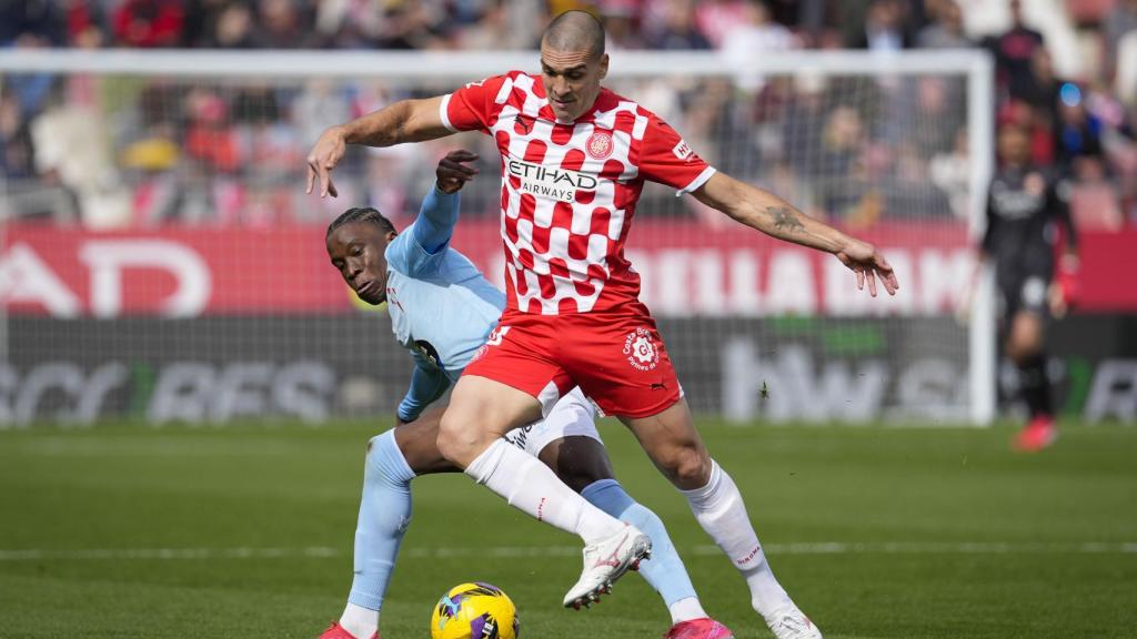 La disputa de pilota entre Ilaix Moriba i Oriol Romeu al Girona-Celta