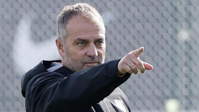 Hansi Flick, en el entrenamiento previo al Barça-Real Sociedad