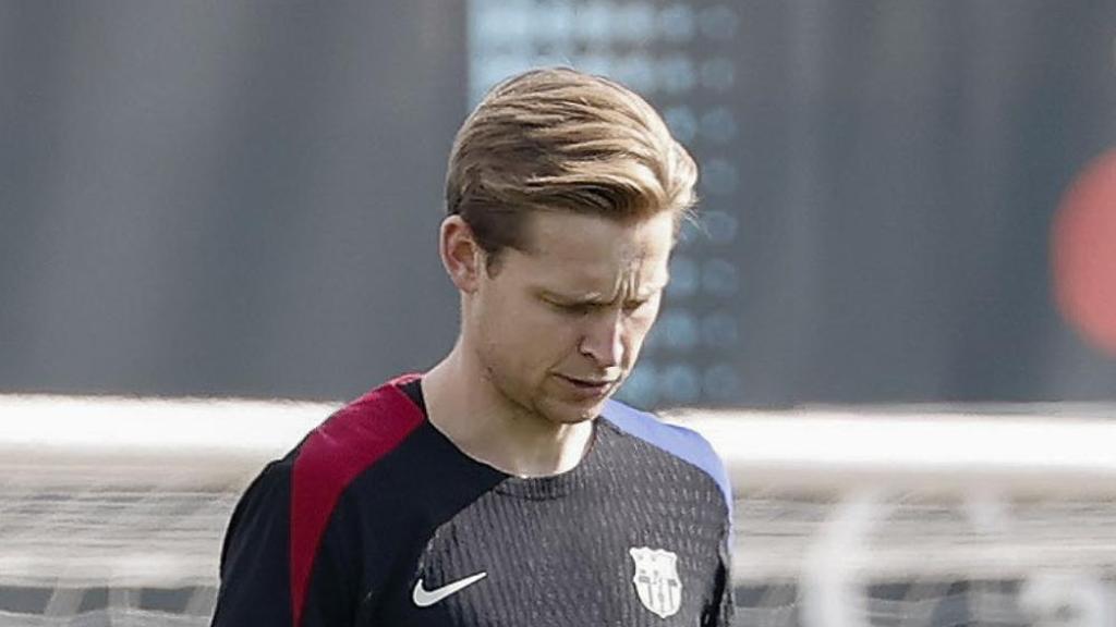 Hansi Flick conversa con Frenkie de Jong durante un entrenamiento del Barça