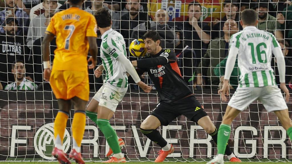 Courtois no logra atajar el cabezazo de Johnny en el Betis-Real Madrid