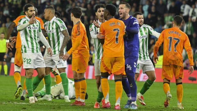 Adrián calma a Vinicius después de la derrota del Real Madrid contra el Betis