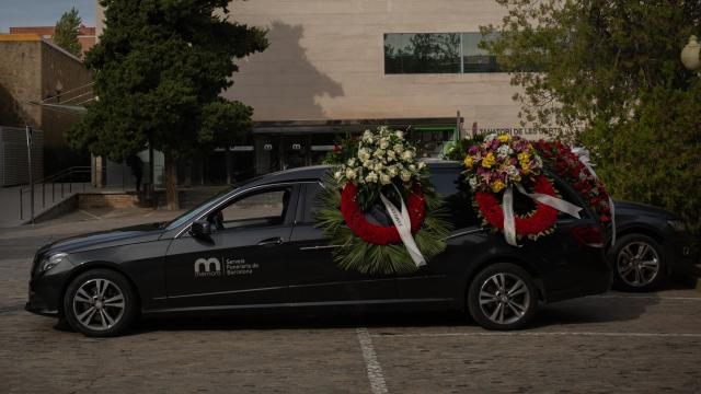Un coche fúnebre en el tanatorio de Les Corts