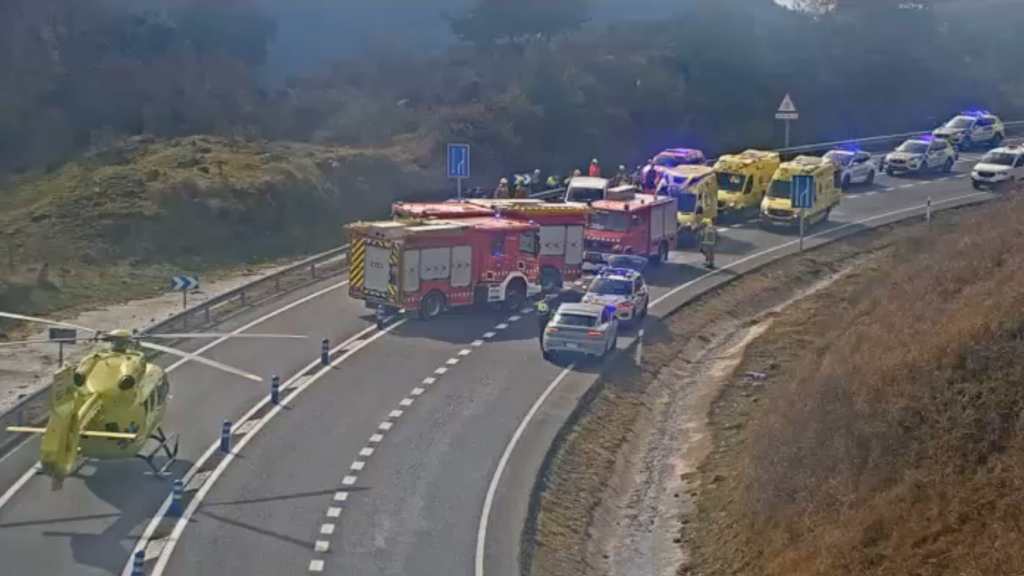 Mossos d'Esquadra, SEM y Bomberos de la Generalitat, en la C-16 en Cercs (Barcelona) por un accidente