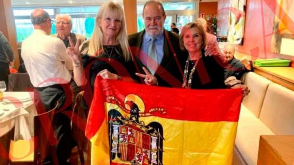 Carlota Sales y Francina Viñals con el presidente de la Fundación Francisco Franco, Juan Chicharro