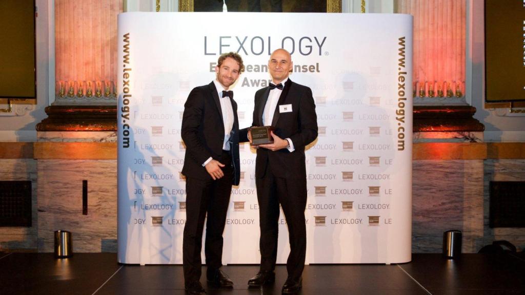 Rodrigo Fuentes (d), director de RRHH, recogiendo un premio