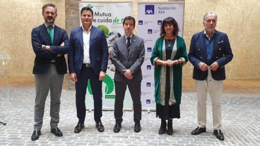 Josep Alfonso Caro (2i), en la presentación de una exposición apoyada por AXA