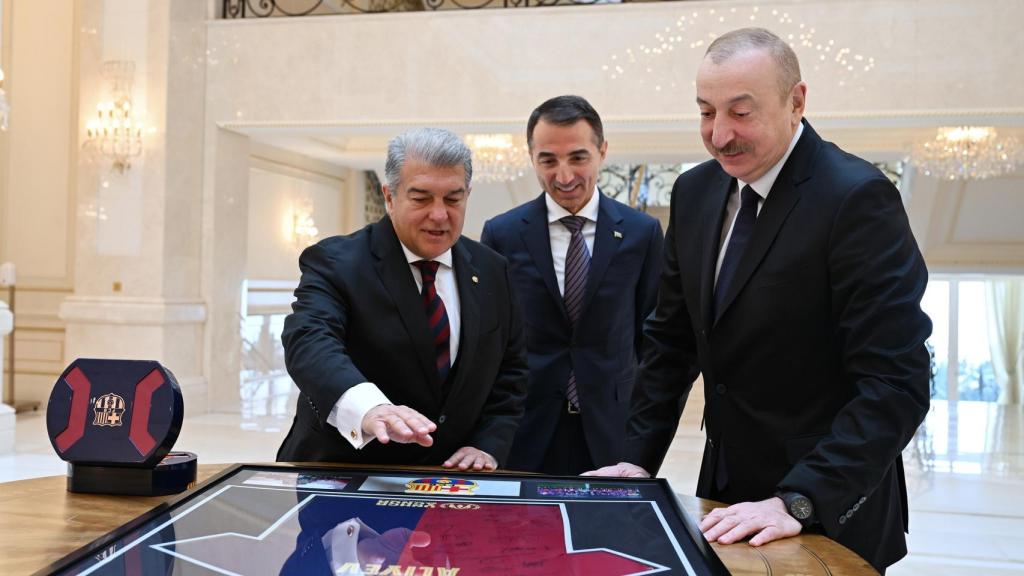 Joan Laporta entrega una camiseta del Barça al presidente de Azerbaiyán, Ilham Alíyev