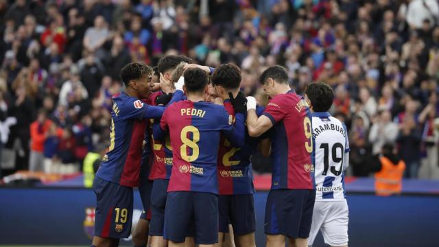 Los compañeros de Marc Casadó le felicitan por su primer gol en el Barça