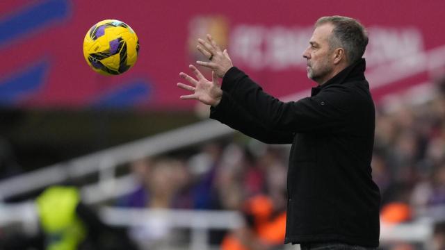 Hansi Flick pasa el balón con las manos en el Barça-Real Sociedad