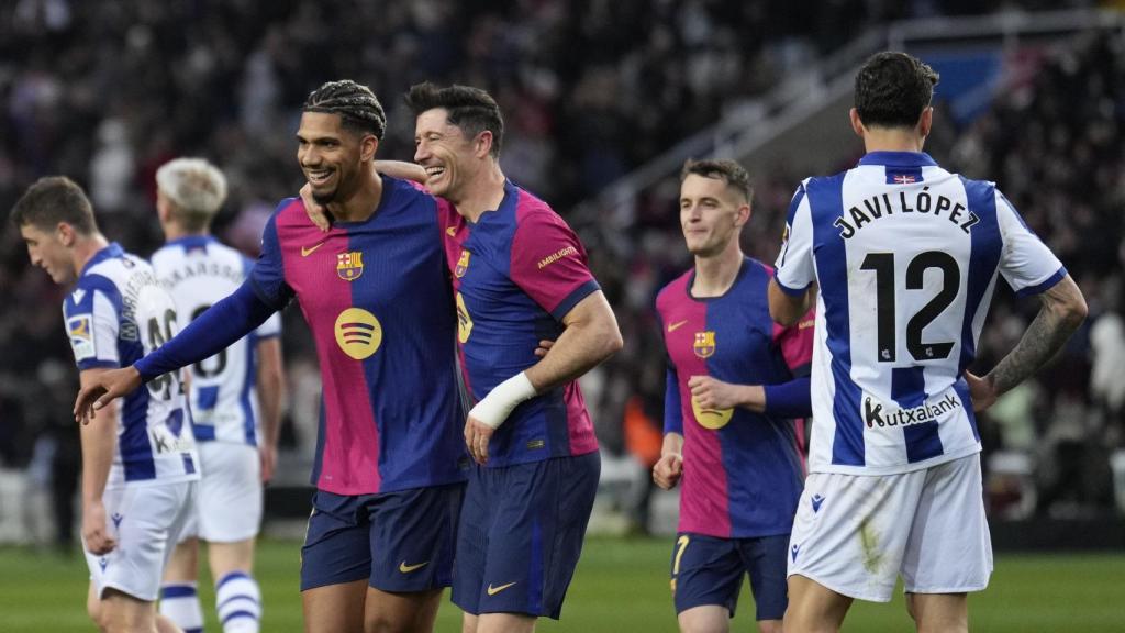 Lewandowski abraça Araujo després de marcar un gol contra la Reial Societat