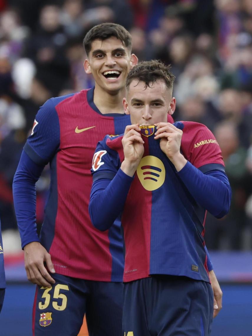 Marc Casadó besa el escudo del Barça tras marcar a la Real Sociedad