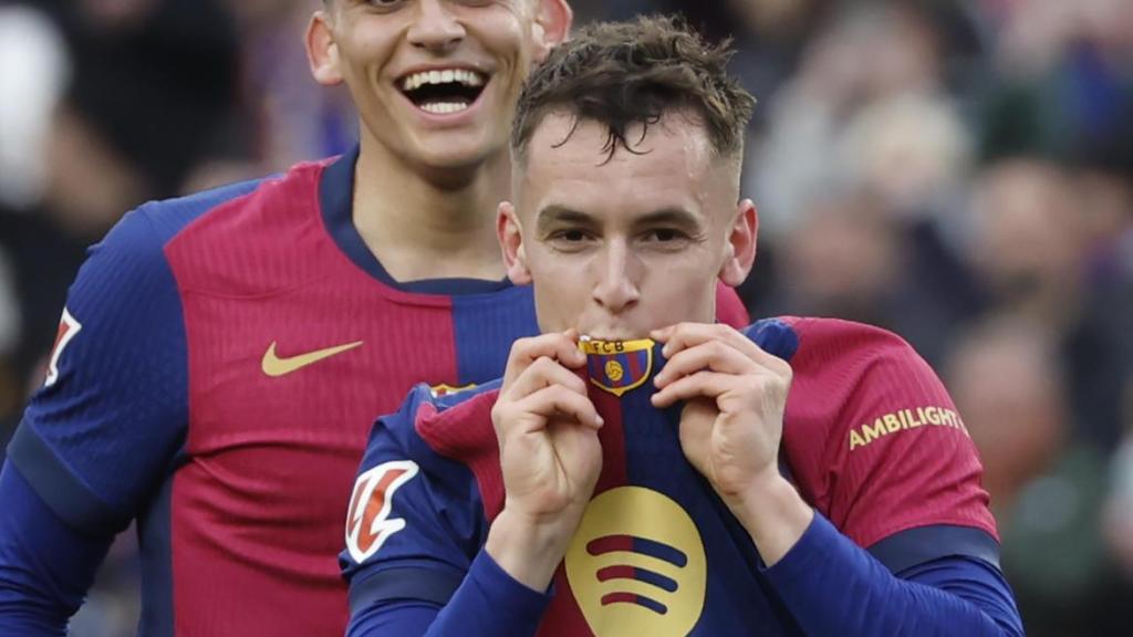 Marc Casadó besa el escudo del Barça tras marcar a la Real Sociedad