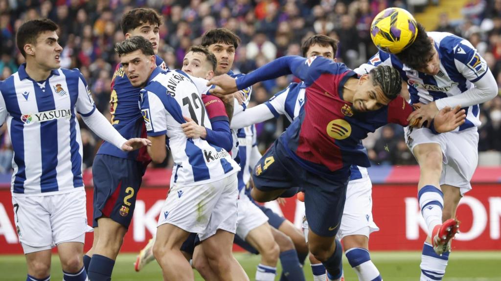 El cabezazo de Araujo para marcar gol en el Barça-Real Sociedad