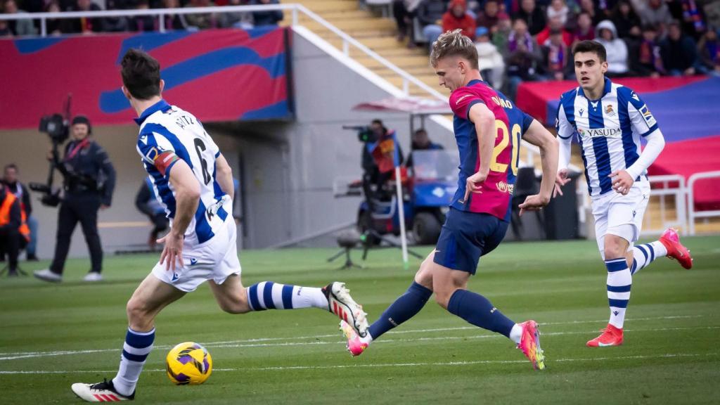 Dani Olmo da un pase en el partido del Barça contra la Real Sociedad