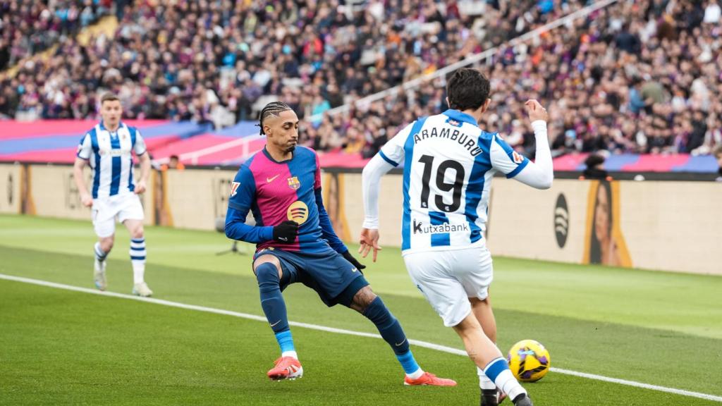 Raphinha intenta robar el balón a un jugador de la Real Sociedad