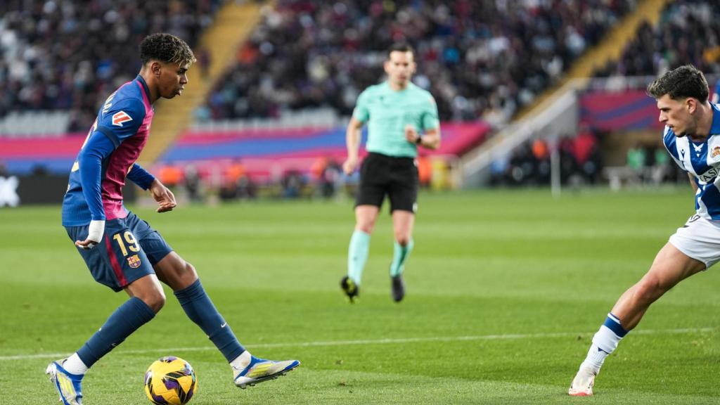 Lamine Yamal intenta regatear a un jugador de la Real Sociedad