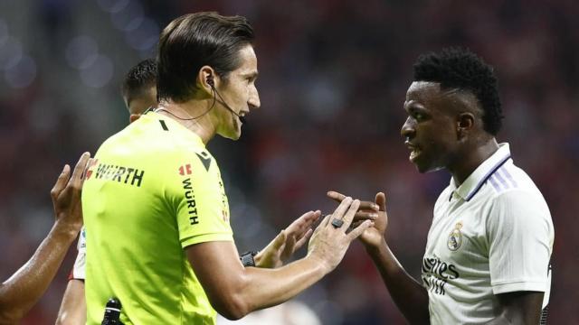 La protesta de Vinicius a Munuera Montero en un partido del Real Madrid en la Liga