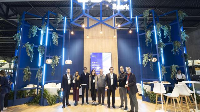 Foto de familia de la visita del presidente de BBVA al stand de BBVA Spark en el MWC / BBVA