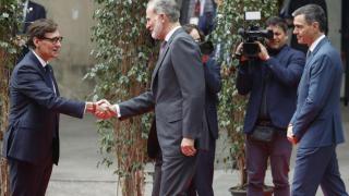 El presidente de la Generalitat, Salvador Illa, salida a Felipe VI ante la mirada del presidente de España, Pedro Sánchez