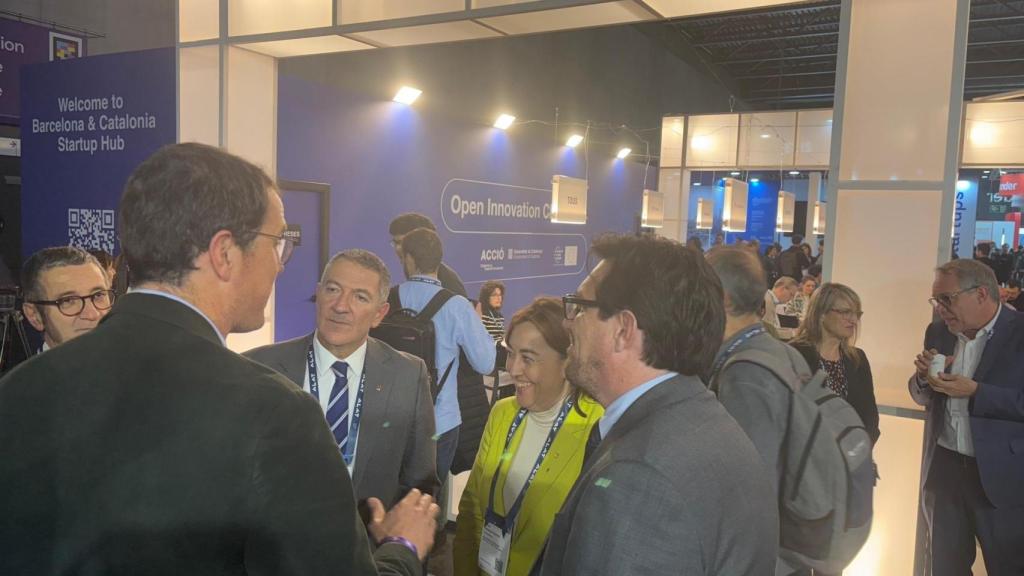 Los 'consellers' Miquel Sàmper y Sílvia Paneque en el MWC