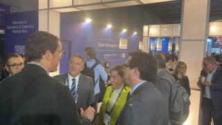 Los 'consellers' Miquel Sàmper y Sílvia Paneque en el MWC