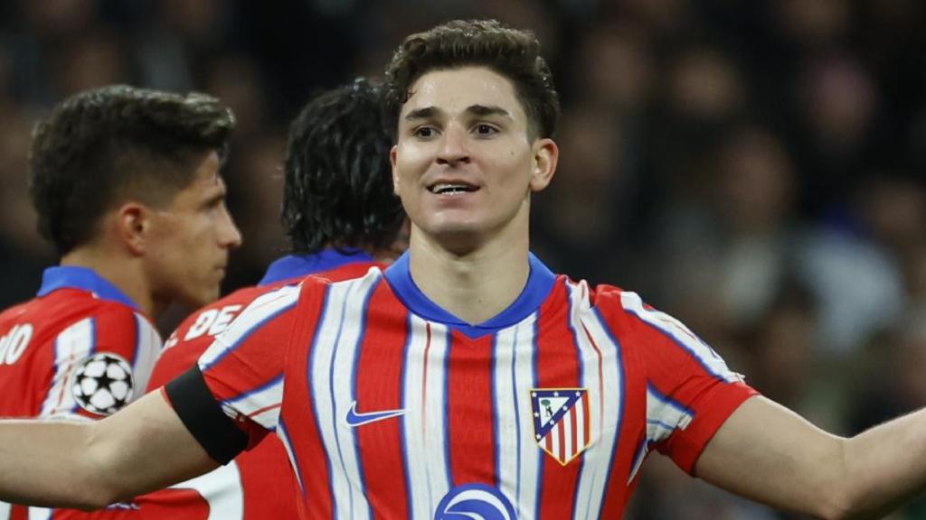 Julián Álvarez festeja su golazo al Real Madrid en el Santiago Bernabéu