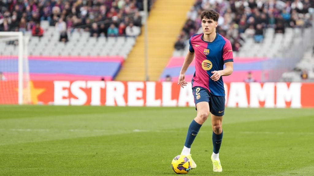 Pau Cubarsí pasa un balón durante el Barça-Real Sociedad
