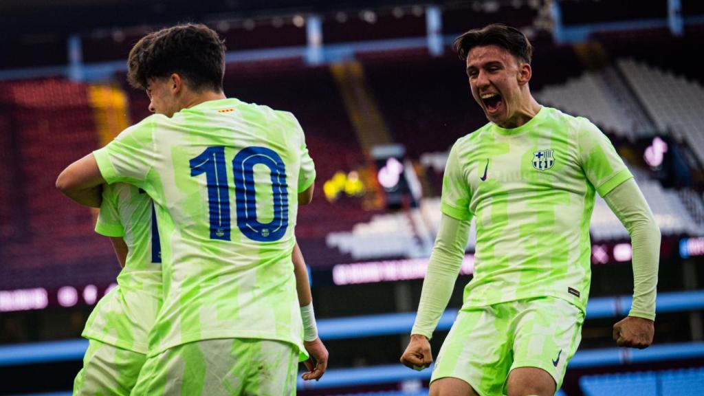 El Juvenil A del Barça, eufórico, tras marcar un gol contra el Aston Villa