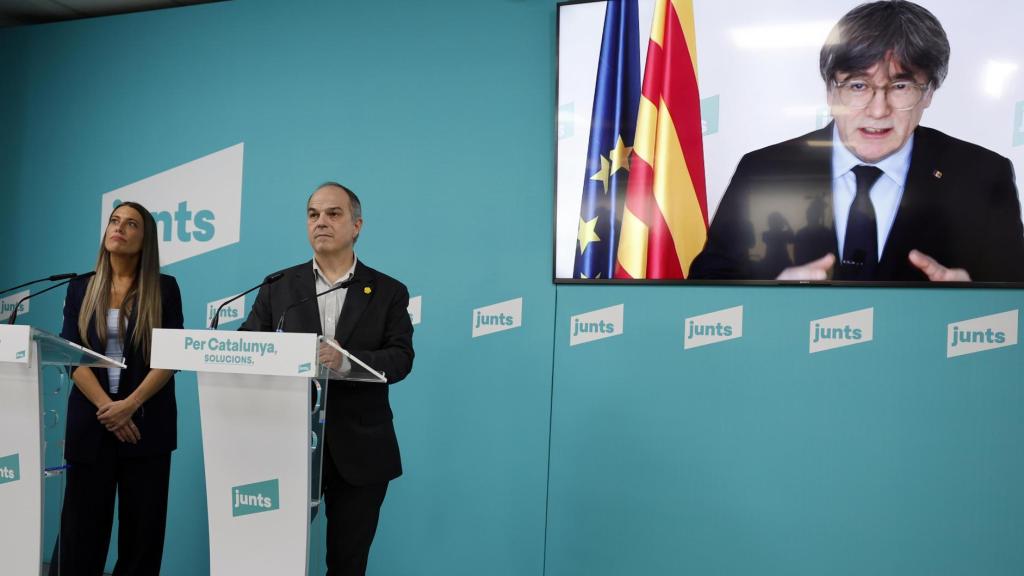 El secretario general de Junts, Jordi Turull, y la portavoz en el Congreso, Miriam Nogueras, durante la rueda de prensa que han ofrecido este martes acompañados por el presidente del partido, Carles Puigdemont, por videoconferencia, en la que han reivindicado la delegación integral de la gestión de la inmigración a Cataluña porque se trata de una competencia que normalmente ejercen los estados, y ha avanzado que, una vez asumidas, Cataluña estará mucho más preparada para su futuro como nación