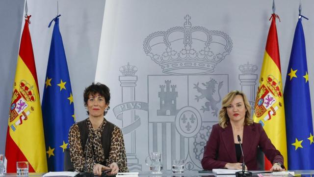 La ministra de Inclusión, Seguridad Social y Migraciones, Elma Saiz, y la ministra de Educación y portavoz del Gobierno Pilar Alegría, durante la rueda de prensa tras la reunión del Consejo de Ministros, este martes en el Palacio de La Moncloa en Madrid
