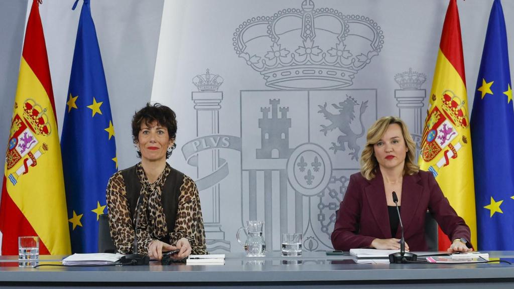 La ministra de Inclusión, Seguridad Social y Migraciones, Elma Saiz, y la ministra de Educación y portavoz del Gobierno Pilar Alegría, durante la rueda de prensa tras la reunión del Consejo de Ministros, este martes en el Palacio de La Moncloa en Madrid