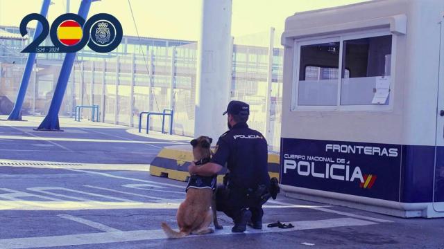 Un agente de Fronteras de la Policía Nacional junto a un perro policía